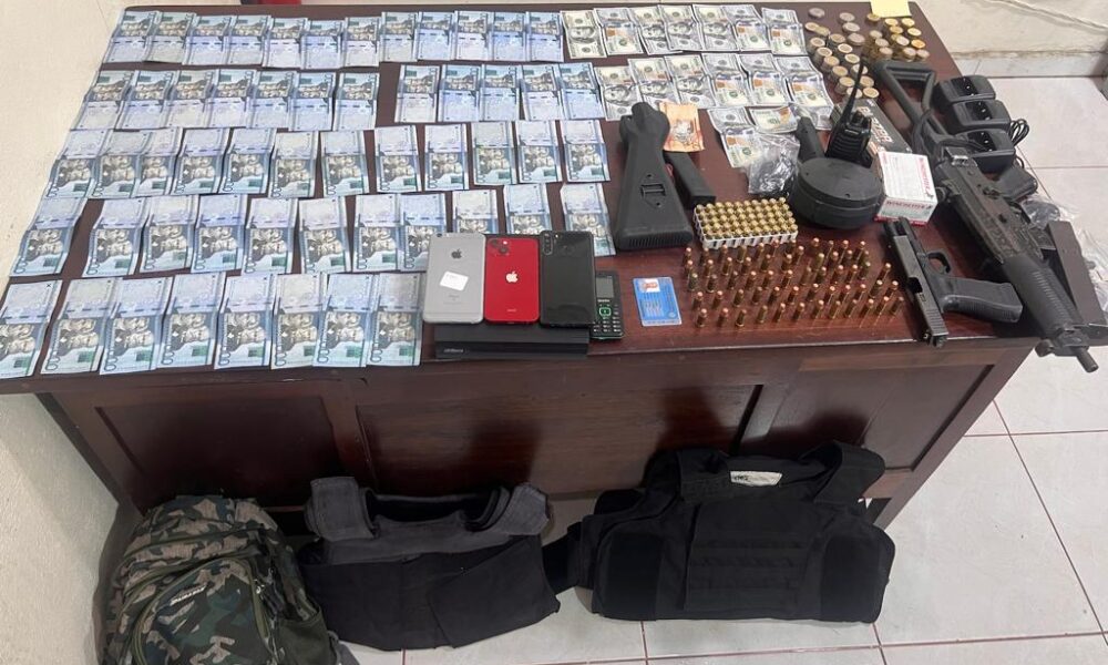 Autoridades Ocupan Armas De Alto Calibre Dinero Y Chalecos Antibalas