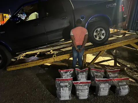 Autoridades decomisan 33 7 kilos de coca en tanque de gasolina sería