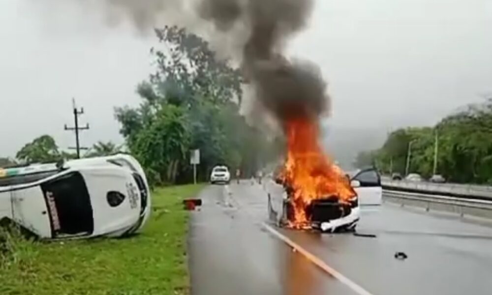 Jeepeta Choca Camioneta De La Digesett Y Se Incendia En La Autopista